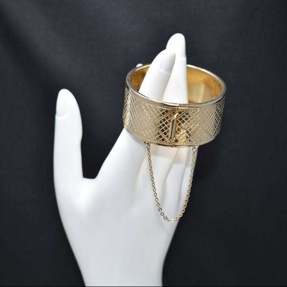 Vintage Coro Pegasus Geometric Hinged Bracelet, Gold Plated, Safety Chain, 1950s - Picture 2 of 10